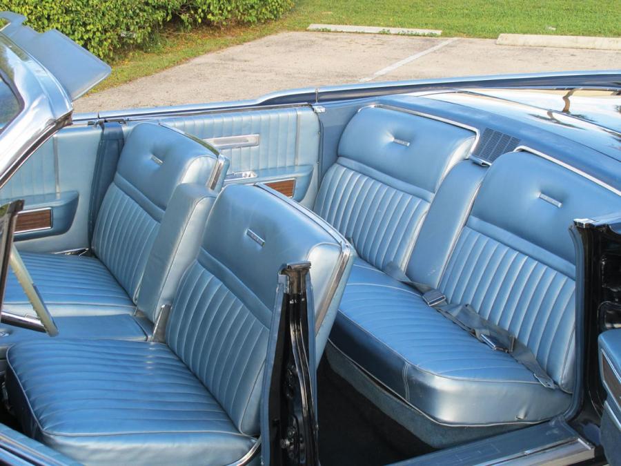  Lincoln Continental Convertible 1965 года  (фото 16 из 22)